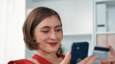 Kadın alışverişi ya da internet pazarında online ödeme modern yaşam tarzı için satış öğeleri arama ve prim siber güvenlik yazılımı tarafından korunan cüzdan çevrimiçi ödeme için kredi kartı kullanma