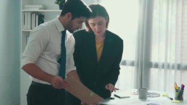 Profesyonel mühendis ekibi gündelik giysiler içinde metal teçhizatlı, hesap makineli, yapışkan notlu türbin motor yapısından bahsediyor. Durup toplantıya katılan bir grup teknisyen. Hizalama.