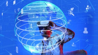 Heyecanlı adam sanal gerçeklik gözlüğü kullanarak küresel bağlantı hologramına bakıyor. Yetenekli yatırımcılar küresel iletişimi ve ağ bağlantısı hologramını inceliyor. Teknoloji. Aygıt.