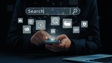 İş adamı, stratejik kararlar için değerli verileri çıkartarak arama motoru araştırması yapıyor. Kapsamlı araştırma ve SEO veri analizi için arama motorları kullanılıyor. Kullanıcı Kimliği