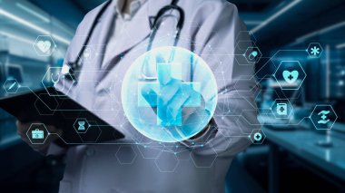 Tıbbi haç hologramına işaret ederken elinde tablet olan doktorlara yaklaş. Profesyonel pratisyen hekimin holograma tıklaması ve teşhis koymak için tıbbi verilere erişmesi. İyileştirici.
