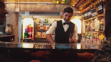 Lüks barlarda cin kokteyli ya da tonik servisi yapan zeki barmenlere odaklanmak, sıcak gece kulübünün arka planında VIP müşteri çiftiyle canlı sohbetler yapmak. Vinosity.