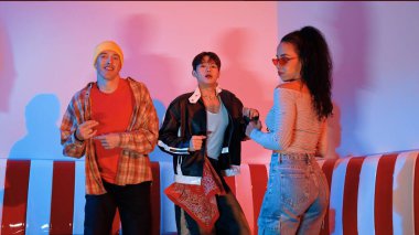 Kameraya bakarken zıplayan mutlu sokak dansı takımı. Profesyonel çeşitlilik, gündelik dans ve komik müziğe yönelen İspanyol gözlüklü bir takım. Çılgın dans. Mutluluk.