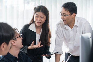 Bir grup farklı ofis çalışanı şirket ofis odasında stratejik iş pazarlama planlamasında birlikte çalışıyor. İş yeri konseptinde pozitif takım çalışması. Tedbirli