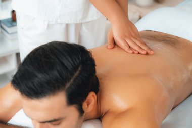 Kafkas erkek müşteri stres önleyici spa masajının keyfini çıkarıyor ve lüks otel veya oteldeki gündüz açık hava ortamında güzellik derisi eğlencesi ile şımartıyor. Sessiz.