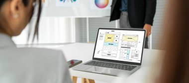 Web sitesi tasarım yazılımı çevrimiçi perakende ticaret ve e-ticaret için model şablonu sağlar