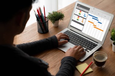 Ekip projesinin zaman çizelgesini gösteren bilgisayar ekranında, modern iş projesi yönetimi için proje planlama yazılımı