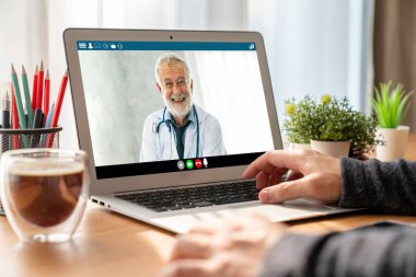 Hasta ile sanal görüşme için mod teletıp yazılım uygulaması tarafından çevrimiçi doktor görüntüsü çağrısı