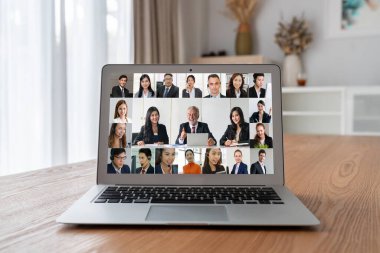 İş dünyasından iş adamlarının modern sanal grup toplantısı için video konferansındaki iş adamları