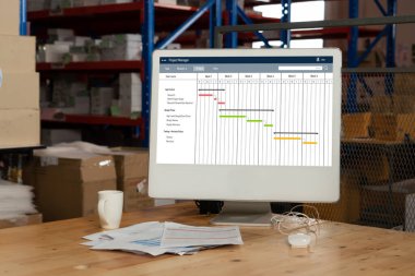 Ekip projesinin zaman çizelgesini gösteren bilgisayar ekranında, modern iş projesi yönetimi için proje planlama yazılımı