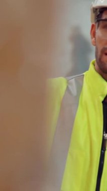 Profesyonel kargo işçisi başka bir işçiyle bağlantı kurmak için telsizle konuşuyor. Fabrika ve depo iletişim konsepti .