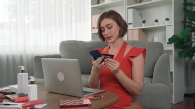 Kadın alışverişi ya da internet pazarında güzellik ürünleri için internet üzerinden ödeme yapmak modern yaşam tarzı olarak kozmetik ürünler ve cüzdan üzerinden çevrimiçi ödeme için prim siber güvenlik yazılımı