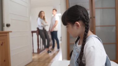 Stresli ve mutsuz genç kız köşeye kıvrılıp kulaklarını kapatarak arka planda ebeveyninin tartışmasını engelliyor. Evde aile içi şiddet ve travmatik çocukluk depresyona dönüşür. Titiz