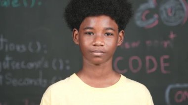 Makineye gülümseyen Afrikalı bir yetişkin. Mühendislik koduyla ya da dakik bir şekilde tahtada dururken. BTMM Teknoloji dersine katılırken günlük kıyafet giyen yakışıklı bir genç. Öğretim