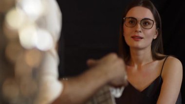 Güzel bir kadının portresi, lüks tezgahtaki temizlik ekipmanlarını temizlerken arka tarafta barmenle canlı bir konuşma yapıyor. Gece hayatındaki sosyetik etkileşim sahnelerini yakalıyorum. Vinosity.