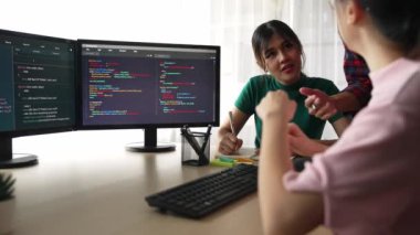 Yavaş çekim arkası yazılım geliştirici mühendisi bilgisayar programlama için birlikte çalışarak hata ayıklama kodunu çözüyor, ofiste monitörde karmaşık algoritmaları çözüyor. Filizlenen
