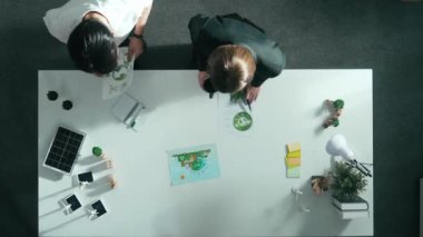 Zeki iş adamı ve yöneticinin temiz enerji yatırımından bahsetmesi zaman kaybı. Birlikte çalışan iş adamlarının hava görüşü yenilenebilir enerji kullanmayı planlıyor. ESG modern geliştirme. Hizalama.