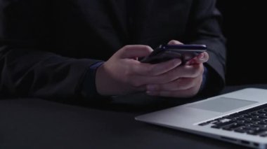 İş adamı çok kanallı stratejileri entegre ediyor, çevrimiçi alışveriş ve pazarlama erişimini artırıyor. Birbirine bağlı marka deneyimleri yaratmak için çok kanallı pazarlamanın gücünü keşfedin. Kullanıcı Kimliği