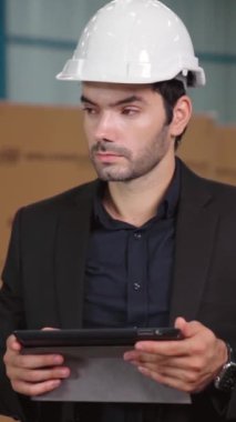 Fabrika müdürü depoda ya da fabrikada tablet bilgisayar kullanıyor. Sanayi ve tedarik zinciri yönetim kavramı .
