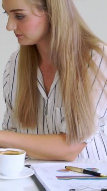 Modern ofiste çalışan sarışın bir iş kadını. İş konsepti.