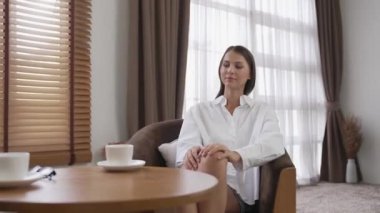 Psikolojik konsültasyon zihinsel problemde iyileşme kaydediyor, genç hasta terapi seansında, psikiyatrist de akıl hastalıkları konusunda tanı koyuyor. Zihinsel tedavi seansı. Düzenle