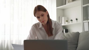 Stresli genç bayanın kredi kartı borçlarıyla ilgili mali sorunları var. Kötü kişisel para ve mortgage ödeme yönetimi krizinden korunmak için. Kadınlar aşırı harcama yüzünden finansal iflastan endişe ediyorlar.