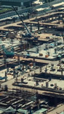 Büyük inşaat projesinin ilk safhalarında Metropolis 'te ağır inşaat makineleri ele geçirilen inşaat alanının zaman aşımı .