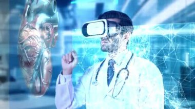 VR kulaklıklı zeki doktor laboratuvarda kalp hologramına bakıyor. Sanal gerçeklik içerisindeyken insan organlarını ve kalp semptomlarını kontrol eden yetenekli bir tıp çalışanı. Teknoloji. Aygıt.