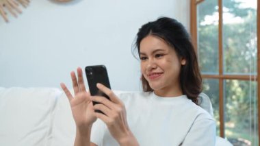 Genç bir kadın internet üzerinden alışveriş yapmak için internet üzerinden internet üzerinden internet üzerinden alışveriş yapıyor. Modern ve konforlu çevrimiçi alımlar güvenli ve uygun alışverişleri sağlar.