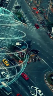 Geleceğin trafik kontrolü için akıllı ulaşım teknolojisi değiştirme konsepti. Sanal akıllı sistem sürücü için şehir caddesindeki araç verilerini bağlamak için sürüş bilgisi analizi yapıyor .