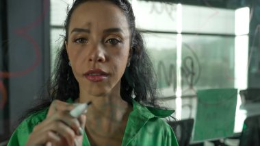 Genç İspanyol çalışanlar renkli yapışkan notlar yazıyorlar. Akıllı iş kadını pazarlama fikrini, beyin fırtınası stratejisini, iş planını paylaşıyor. Proje yöneticisi zihin haritası çiziyor. - Yakın çekim. Yönlendirici.