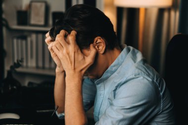 Dinamik veritabanı pazarlama analizi ile PC ekranındaki iş paragrafını araştıran stresli finansal analistin gece vakti modern ev ofisinde aylık rapor hazırlamasını düşünüyorum. Bireysel.