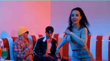 İspanyol dansçı çeşitli arkadaşlar birlikte dans ederken hareket eder. Mutlu profesyonel hipster el sıkışırken aynı zamanda çok kültürlü bir grubu destekliyor ve cesaretlendiriyor. Mutluluk.