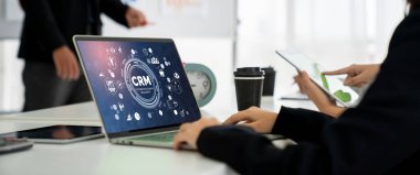 CRM işletme ve işletme için modern bilgisayarda müşteri ilişkileri yönetim sistemi