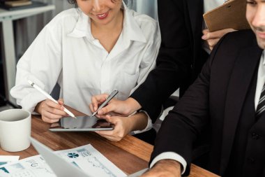 Ofis masasındaki finansal veri raporlarını analiz eden çeşitli bir grup iş analisti. Stratejik pazarlama planlaması için iş zekası analizi çizelgesi ve grafiği.