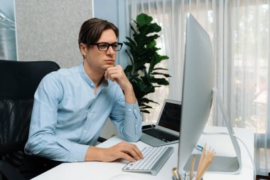 Güncellenmiş sürüm uygulama projesi denemesi ile ilgili kodlama programı ile pc align çalışma dizüstü bilgisayarı üzerinde çalışan çevrimiçi yazılım geliştirme bilgilerine bakan IT geliştiricisi yeni bir kod genel sistemi yaratıyor. Bireysel.