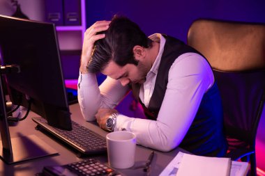 Akıllı iş adamının bitmemiş ürün satış kanalı raporuyla başı dertte. Gece geç saatlerde mor neon ışıklı odada çalışarak uzun süre analiz edilen pazar verileri kavramı. Tahmin et..