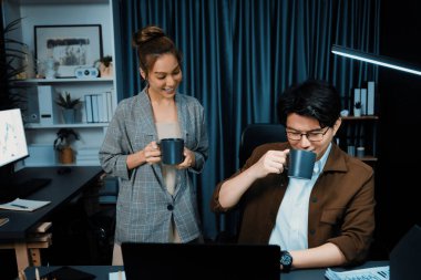 Satış müdürleri birlikte kahve içerken tartışıyorlar. Ev ofisinde, çalışma masasındaki iş arkadaşlarıyla kırılma saatinde iş raporlarıyla modern çalışma yeri kavramı. İnfobahn.