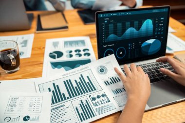 Fintech BI 'ın finansal veri analizi ya da iş zekası ekranından iş dünyası pazarlaması üzerinde çalışan iş adamlarının finansal veri analizine kadar. Habiliment