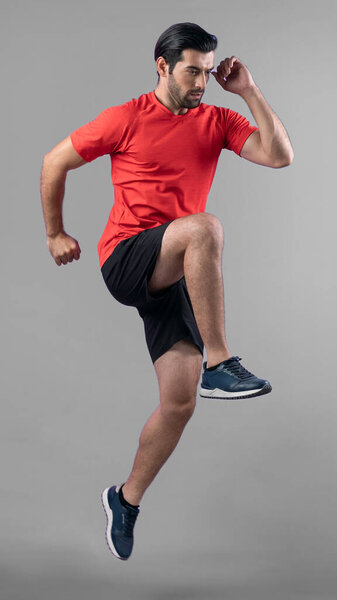 Полная длина тела весело выстрелил спортивный и спортивный молодой человек фитнес работает кардио упражнения осанку на изолированном фоне. Здоровый активный образ жизни и уход за телом.