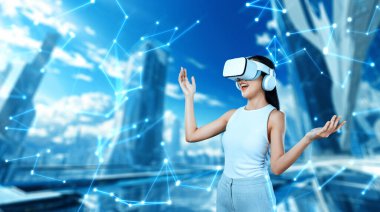 Kadın standı beyaz VR kulaklık takıyor ve beyaz kolsuz bağlantı metaverse, gelecekteki teknoloji siber uzay topluluğu yaratıyor. Etrafına bakıyor ve meta 'da fantezi inşa etmekten zevk alıyor. Halüsinasyon.