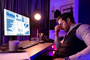 Akıllı iş adamının bitmemiş ürün satış kanalı raporuyla başı dertte. Gece geç saatlerde mor neon ışıklı odada çalışarak uzun süre analiz edilen pazar verileri kavramı. Tahmin et..