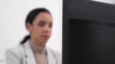 Ofiste çalışan kulaklık takan işadamları uzak müşteri ya da meslektaşlarını desteklemek için çalışıyorlar. Çağrı merkezi, tele pazarlama, müşteri destek acentesi telefon görüntülü konferans görüşmesi için hayati önem taşıyor.