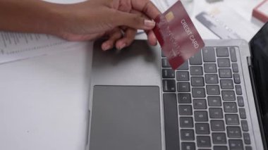 Çevrimiçi ödeme, bankacılık ve internet ağındaki alışveriş için kullanılan kredi kartını çevrimiçi güvenli cüzdan için kredi kartı teknolojisini gösteren dizüstü bilgisayarla kapat