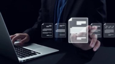 Verimli çalışma süreçleri için çevrimiçi belgeleri yöneten bir iş adamı. Tüm önemli çevrimiçi belgelerinize kolayca güvenli ve hızlı bir şekilde erişim sağlayın. Kullanıcı Kimliği