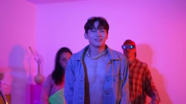 Çekici dansçı hip hop müzik eşliğinde çeşitli arkadaşlarıyla dans ediyor ve performansını destekliyor. Stüdyoda neon ışıklı şık kıyafetler giyen profesyonel çok kültürlü insanlar. Mutluluk.