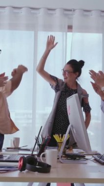 Başarılı iş adamları grup halinde ofiste proje başarısını kutluyorlar. Takım kazananı ve işbirliği başarı konsepti.