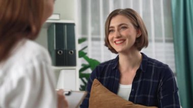 Mutlu hasta ve psikolog klinikte olumlu duygularla zihinsel sağlık sohbetlerini paylaşırken aynı zamanda klinikteki psikologlara başarılı bir iş ve hayatı açıklıyorlar.