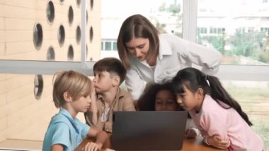 Kafkas öğretmeni ve çeşitli arkadaşlarla çevriliyken şirin Afrikalı kız programlama sistemi. Profesyonel eğitmen, öğrenci dinlerken kodlama mühendisliği öğretiyor. Etkinlik.