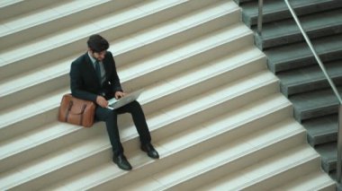 Üst düzey bir iş adamı merdivenlerde otururken başarılı bir projeyi kutluyor. Proje yöneticisi yeni bir pozisyon alıyor, terfi alıyor, arkadaşlarını ararken dizüstü bilgisayar kullanarak satışları artıyor. Sevinçli..